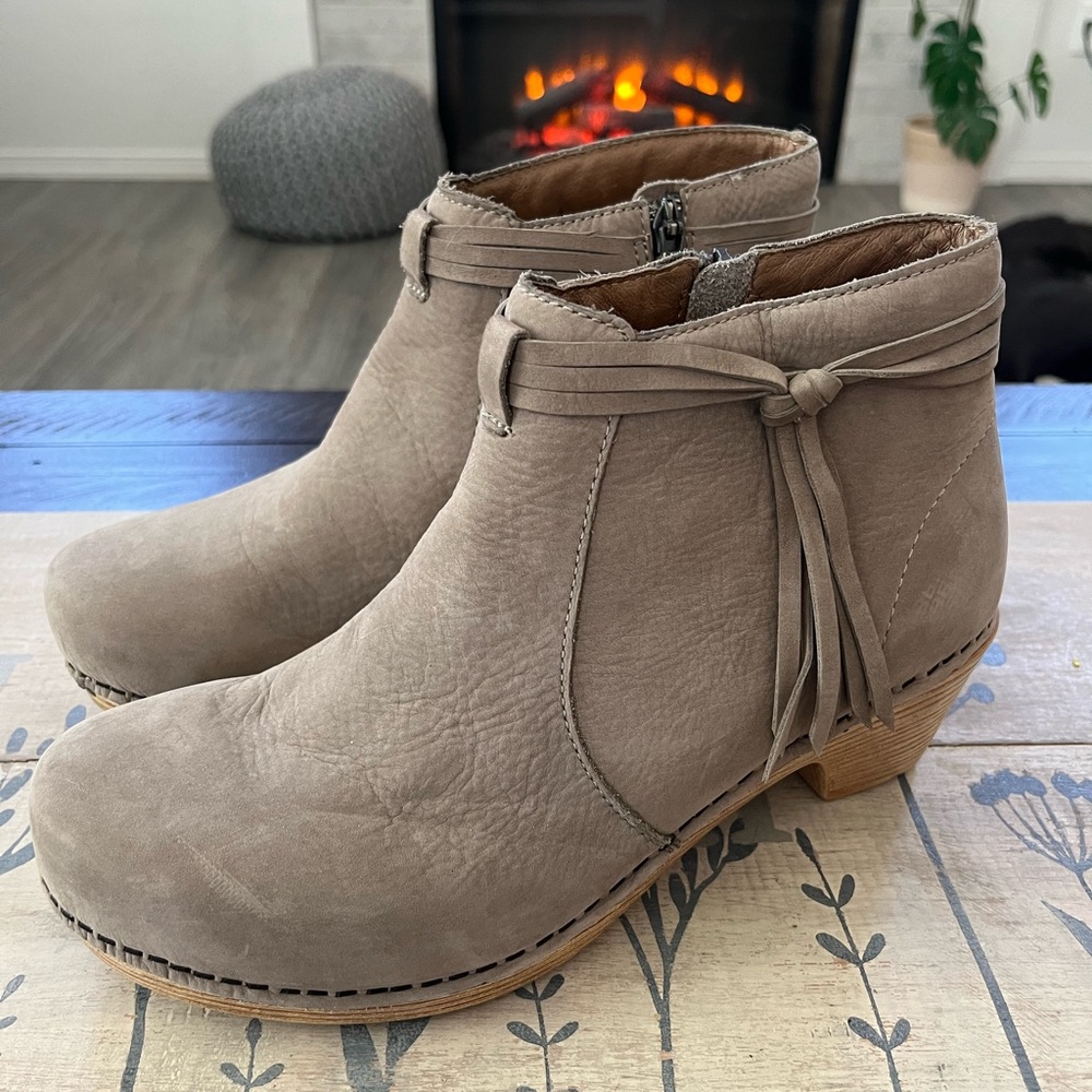 Like new Dansko Booties Boots Tan 38 womens